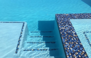 Sparkle Quartz Lakeside pool with sSPQ Lakeside pool with steps