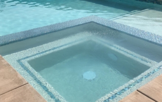 Finish Sparkle Quartz White spa with teal tile trim