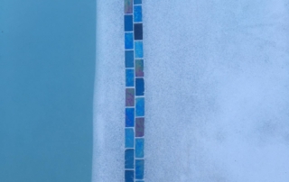Finish Sparkle Quartz White Pool step with blue tile trim