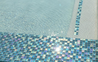 Finish Sparkle Quartz White pool step and spa edge with iridescent tile finish