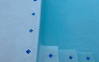 Sparkle Quartz White pool with blue tile detail of baja ledge and steps