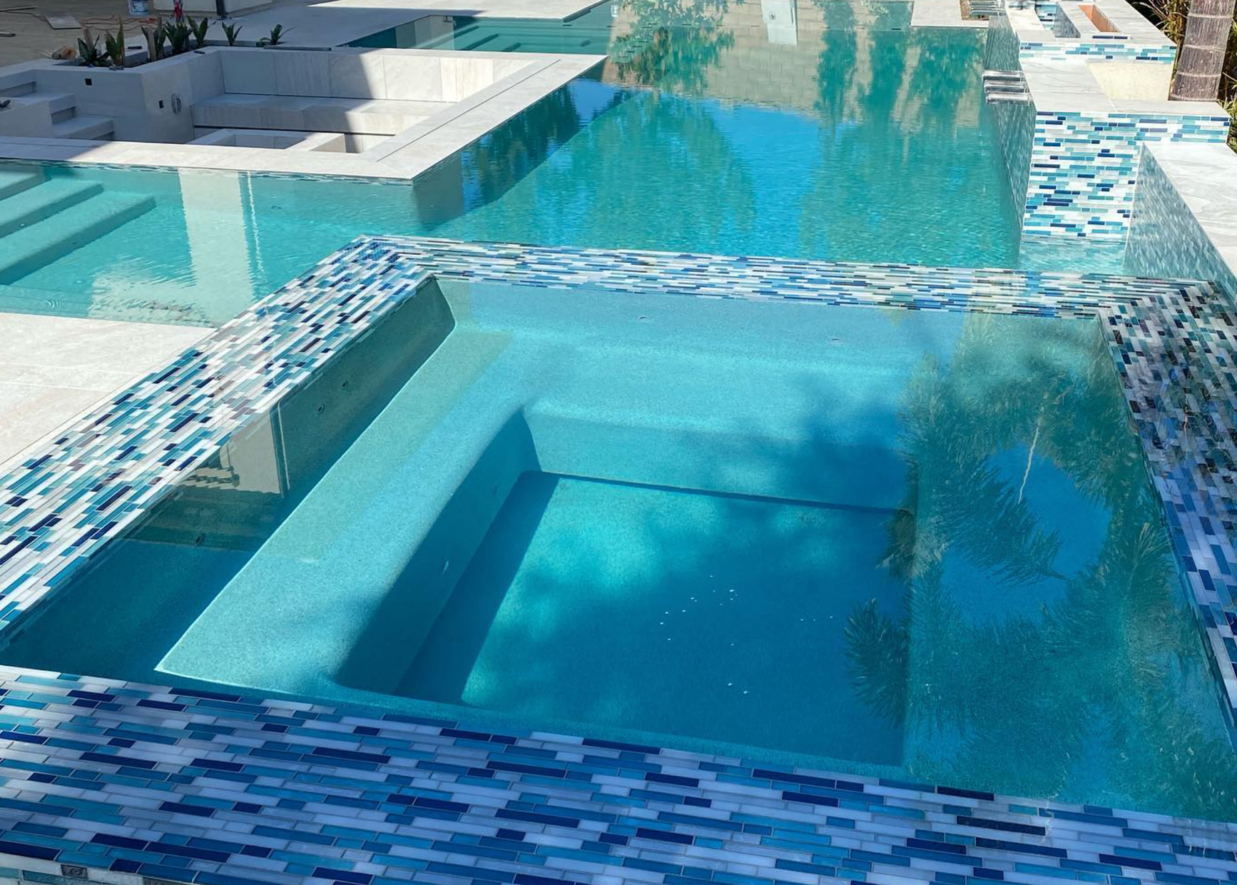 Micro fusion Turquoise pool and spa with tile accents